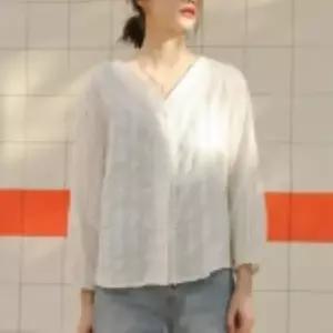 [다잇템] 여자 FW 클래식 롱슬리브 V넥 펀칭 세로줄 빅사이즈 블라우스