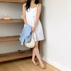 여자 볼륨 셔링 바스락 끈나시 미니 원피스