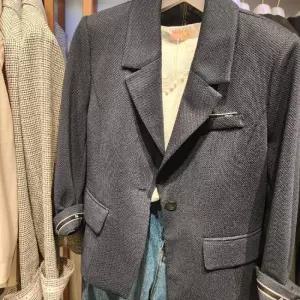 수스 HC25 싱글 원버튼 레터링 소매 자켓 레터링 소매테잎 자켓 S262BJK404