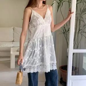 [다잇템]여자 브이넥 레이스 플라워 패턴 끈나시 미니 원피스