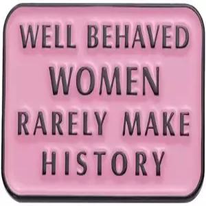 예의 바른 여성은 역사적인 에나멜 핀 핑크 영어 편지 대화 배지 브로치를 거의 만들지 않습니다