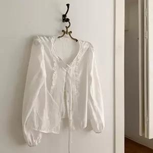 [옷자락]여자 베이직 리본 콩단추 레이스 블라우스