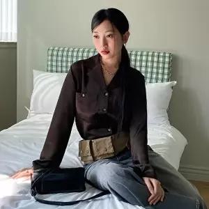 [옷자락]여자 페미닌 투포켓 더블카라 새틴 블라우스