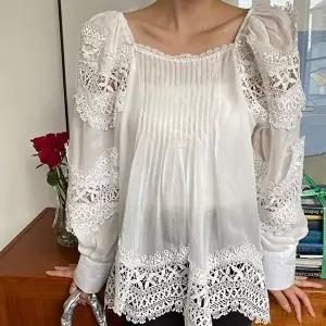 [옷자락]여자 스퀘어넥 턱 디테일 백 스트랩 로맨틱 시스루 레이스 블라우스