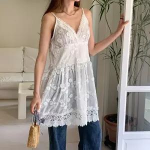 [옷자락]여자 브이넥 레이스 플라워 패턴 끈나시 미니 원피스