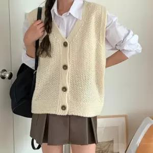 여자 우드 버튼 알파카 오버핏 니트 조끼