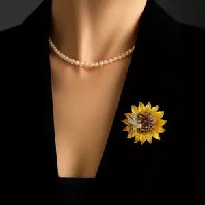 여성 벌이 머문 크리스탈 해바라기 브로치