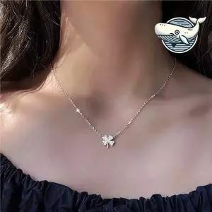 네잎클로버 모티프 펜던트 목걸이 반짝임 포인트