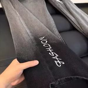 팬츠 블랙 남자 겨울 가을 봄 자수 하트 배기핏 밑단 레터링 진 보카시 DUCHI3