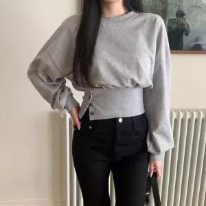 [옷자락]여자 라운드넥 밑단 단추 세미크롭 벌룬핏 맨투맨