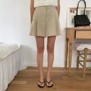 [옷자락]여자 뒷밴딩 페이크 포켓 투버튼 플레어 반바지