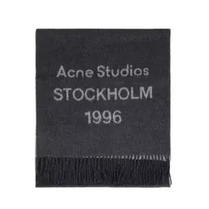 아크네스튜디오 CA0398 BLACK/WHITE (J83) 와이드 스톡홀름 로고 프린지 머플러