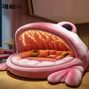 특이한 침대 동물 개구리 입 모양 호텔 펜션 숙소