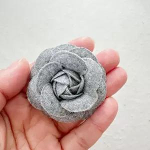 10개입 미디엄사이즈 그레이 카멜리아 코사지패션브로치 진주 브로치핀 정장 악세사리 엄마선물 선물용 코