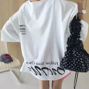 디렉팅 영문 레터링 패치 브이넥 루즈핏 트임 여름 반팔티셔츠 (2color)