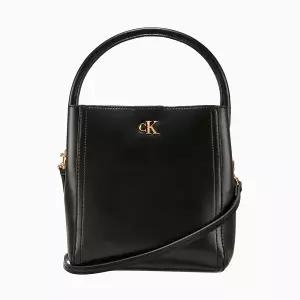 [롯데백화점]캘빈클라인 여성 하드웨어 모노그램 버킷백(4F3174G-YIQ)