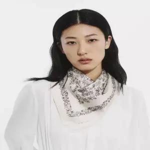 [헤지스](대구신세계)[26SS][Jardin] 뜨왈드주이아 아이보리 플라워 사각 실크 스카프 HISC6E371IV