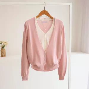 [잇수다] 카베나 이중 배색 레이어드 브이넥 니트 가디건