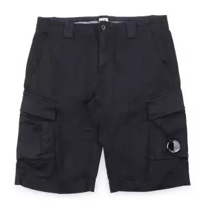 [CP컴퍼니] 남성 렌즈 디테일 카고 포켓 숏팬츠(네이비) RSCMBE746A 005694G 888