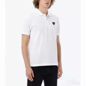 꼼데가르송 블랙하트 와펜 반팔 카라티 AX T066 051 2 P1T066 AZ