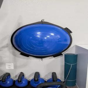 밸런스 트레이너 벽걸이 브래킷 - BOSU 및 유사한 하프 볼에 적합 공간 절약형 체육관 보관 랙