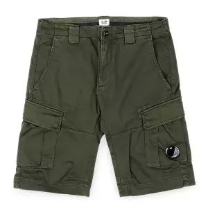 [CP컴퍼니] 남성 렌즈 디테일 카고 포켓 숏팬츠(카키) RSCMBE746A 005694G 683