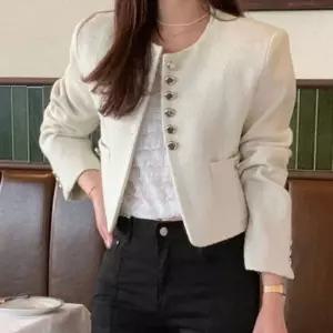 여성 트위드 자켓 유광버튼 포인트 단정 크롭기장 편한 스타일링 직장인 출근룩 패션 하객 출퇴근 가을 아