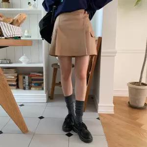 여자 페이크 포켓 맞주름 뒷밴딩 미니스커트