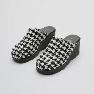 화이트블랙 모노자수패턴 일체형 낮은통굽 슬리퍼여성여름신발 여자 귀여운 학교 사무실 푹신한 라탄 방수