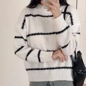 스트라이프 루즈핏 니트 풀오버 리브드 헴라인 라운넥 일상복 캐주얼 출퇴근룩 부러운 여성티 코디편한 라