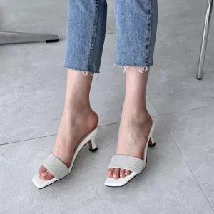 소가죽 스퀘어토 발등 비즈 슬리퍼힐 미들 5SS 트랩 신발 구두 토힐