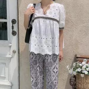 [하프클럽/]여자 브이넥 펀칭 자수 프릴 반팔 블라우스