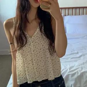 [하프클럽/]여자 베이직 브이넥 잔꽃 패턴 엠보 나시