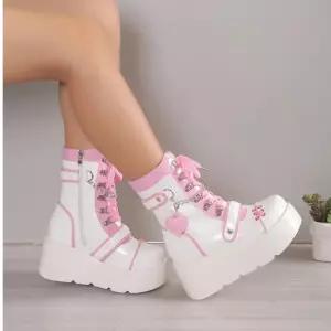 하트참 스트랩포인트 하이플랫폼 레이업 데일리워커5FWY 폼솔 러버 무드 실루엣 유니크라인 트리트 부츠 포