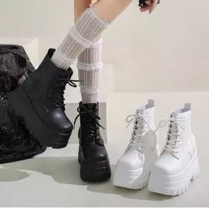 볼륨플랫폼 러기드솔 레이스업 하프기장 스트리트워커5FWY 부츠 글로시텍스처 볼드 레이스 하이실루엣 유니