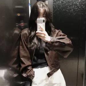 손오반 여사친 데일리룩 점퍼 집업 야구 항공 슬림핏 터틀넥 바람막이 PU가죽 쇼트 코트 KUK1