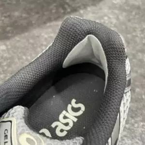 운동화 신발 뒷꿈치 수선패치 그레이