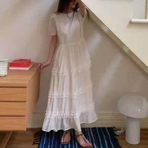 여성 화이트 셔링 프릴 롱 원피스 반팔 맥시 드레스 여름 데일리 루즈핏 티어 계단 라운넥 청순 휴가 비치