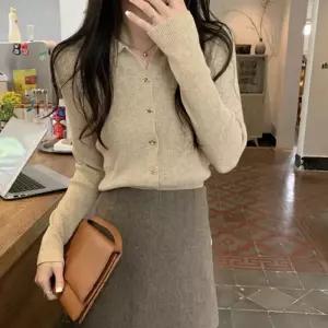 여성 카라 금장 단추 깔끔한 골지 니트 가디건 데일리캐주얼 패션 간절기아우터 가을 가을의류