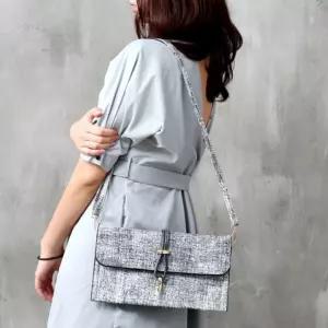 중앙 스트랩 골드 장식이 매력적인 클러치백미니핸드 백팩 가방 클러치 여성 크로 미니 파우치 남자 남성손