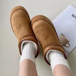 여자 통굽 키높이 스타일 스웨이드 소재 겨울 방한 미니 부츠고무털신 블로퍼 주방 뽀글이신발 여성드라이