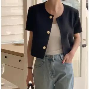 깜끔하고 세련된 디자인 격식있는 세미 크롭 여성자켓여름하객룩 데이트 반팔정장 페미닌스타일 트위드패션