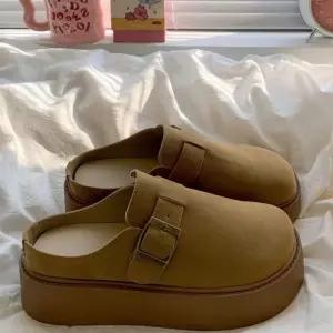 캐주얼 스타일 여성 클래식 버클 장식 슬리퍼샌들 여자블로퍼 발편한 페니 스웨이드 여성뮬 가죽 구두 굽있