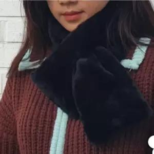 블랙 1개 인공 퍼 구멍 끼우는 미니 목도리 머플러 크 미니목도리 겨울목도리