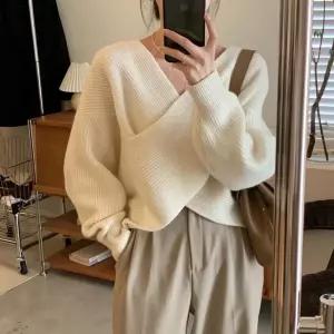 감성니트 랩스타일 오프숄더 브이넥 긴팔 여성 데일리룩 티셔츠니트 간절기 가을 겨울 여자 페미닌 크롭 니