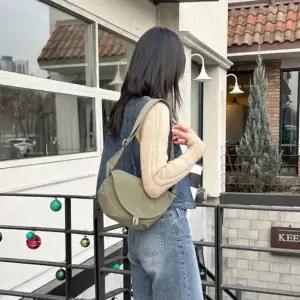 브랜드백 여성 캐주얼 반달 크로스백 슬링백 숄더백 여성크로스백 여성숄더백 여성슬링백