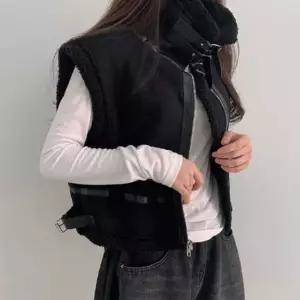 하이넥 버클 포인트 빈티지 무스탕 조끼