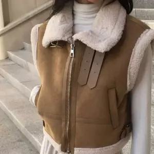 여성 3컬러 무스탕조끼 빈티지룩 하이넥 버클 조끼