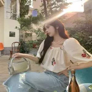 [하프클럽/]화사한 플라워 퍼프소매 바캉스룩 오프숄더 블라우스