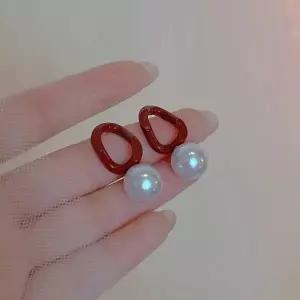 [신세계라이브쇼핑][옷자락] 여자 모던 우아한 불규칙 레드링 진주 드롭 실버 데일리 귀걸이